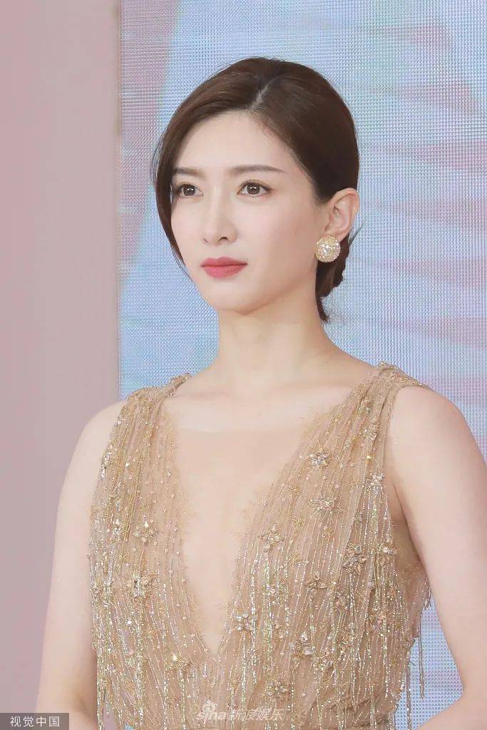 江疏影穿着深v金色长裙秀事业线魔鬼身材太性感撩人