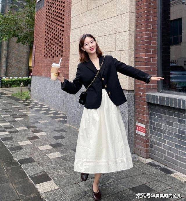 女孩子 小个子女生别再执着于穿过膝靴,今年秋冬这样穿搭,时髦又显高挑