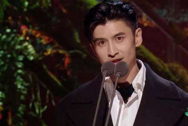 张晋|《披哥》的最大赢家，不是陈小春、张晋，而是被骂上热搜的他