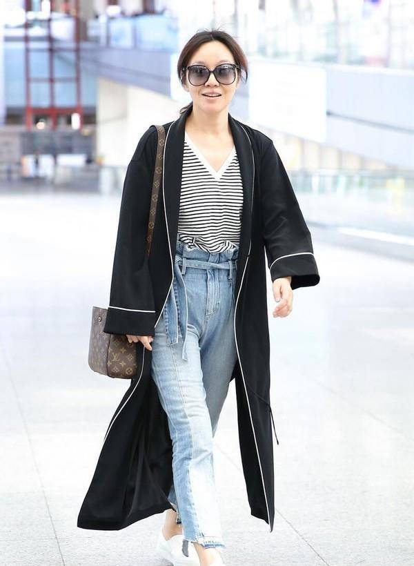 闫妮 闫妮仗着自己瘦了就随便穿，这么肥大的裤子也穿出门，还挺适合的