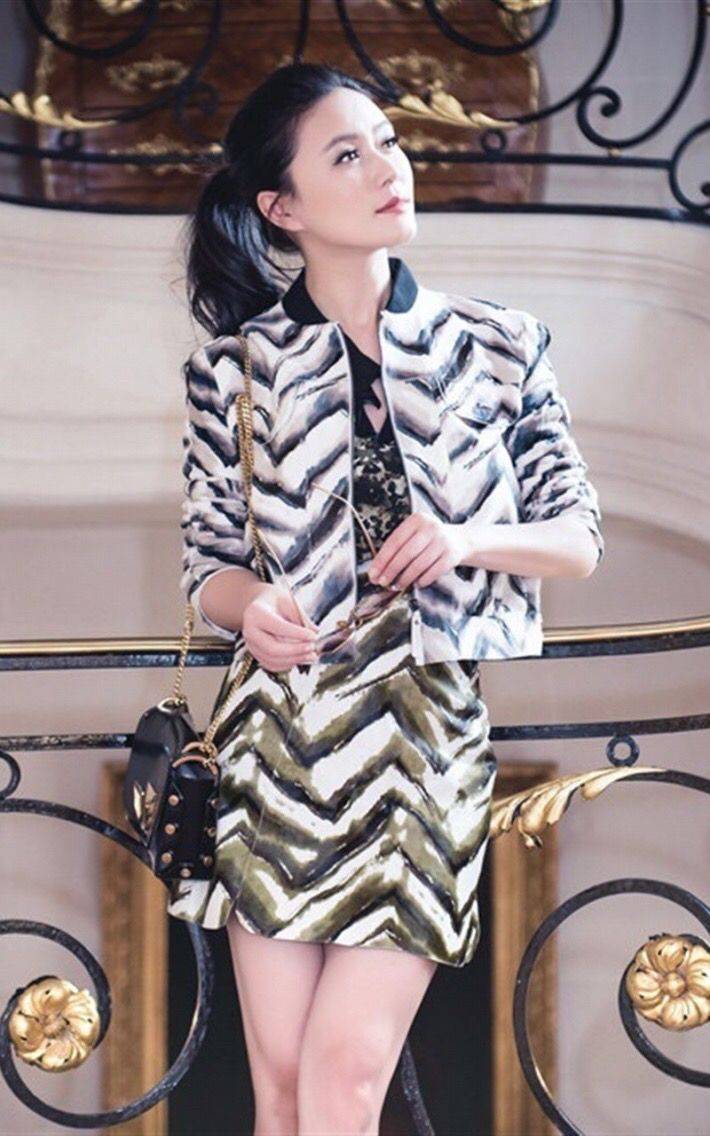 短裙 田海蓉才不服老，牛仔衣不好好穿就算了，10几度光腿穿短裙真厉害