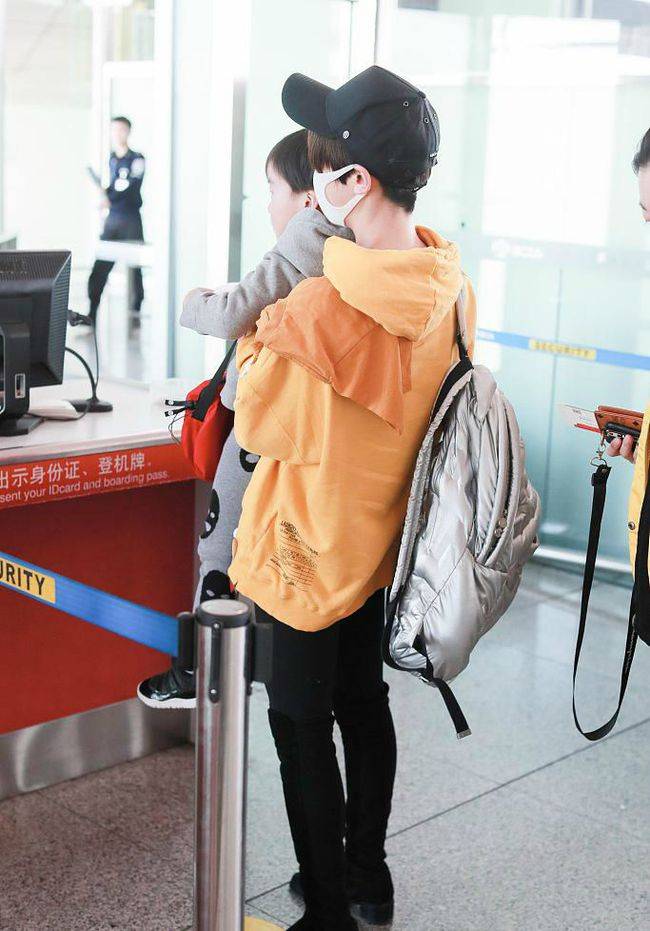 吴京 女明星低调出行，穿卫衣配长靴狂秀纤细美腿，时尚感满满
