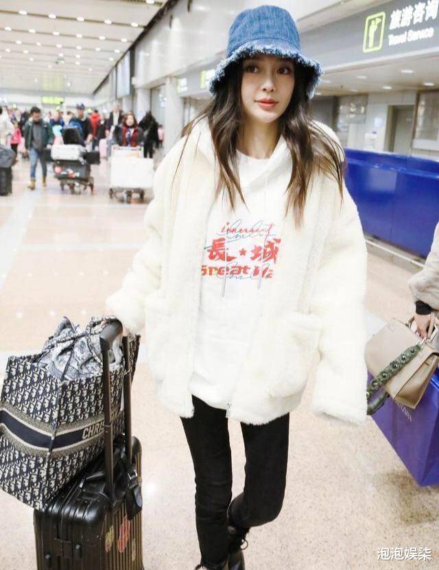 羊羔 Angelababy穿搭好减龄！戴渔夫帽穿可爱羊羔毛外套，直接美成芭比