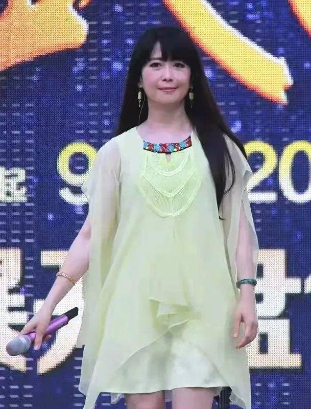 大衣 被51岁的孟庭苇美到了，穿红色斗篷大衣配骑士靴，看着像90后