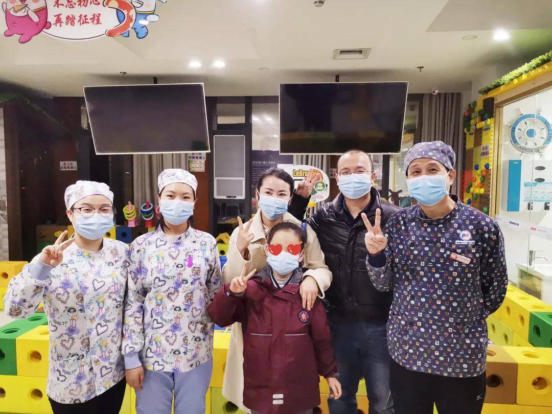 女童|半夜8岁女童门牙折断，袁林天战友连夜修复成功