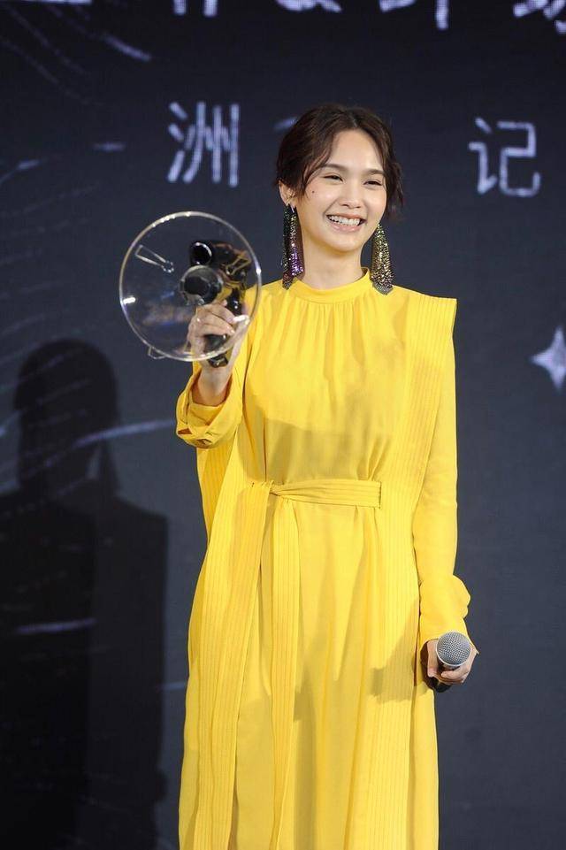 杨丞琳 杨丞琳美得耀眼，穿一袭黄色连衣裙皮肤白皙透亮，元气十足