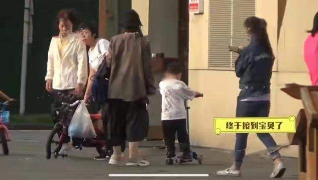 脸部 李小萌挺二胎孕肚拍片，圆润鹅蛋脸太像杨超越，生图比精修美太多