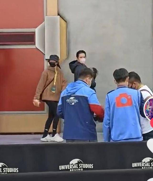 郭碧婷|向佐一家逛环球影城，cora在爸爸怀里熟睡，郭碧婷身形变圆润