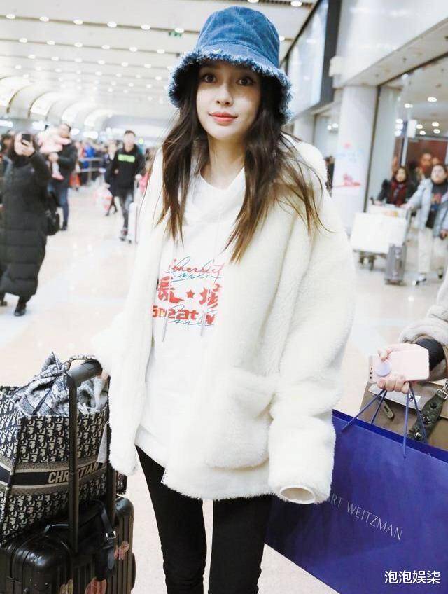 羊羔 Angelababy穿搭好减龄！戴渔夫帽穿可爱羊羔毛外套，直接美成芭比