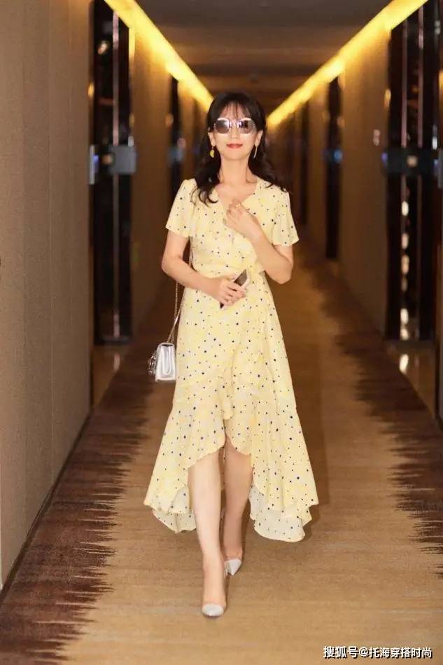 花衣服 女人50岁后，少穿花衣服，最好多穿这3种“颜色”，显白显气质