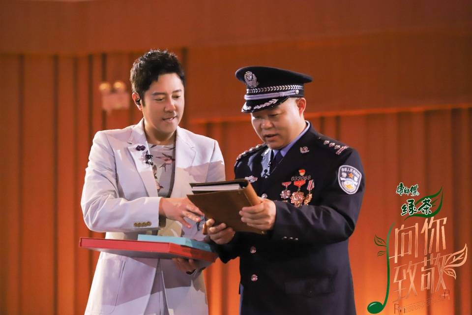 真诚致敬英雄王德胜,同样也将歌声献给无数奋战在扫黑除恶一线的公安
