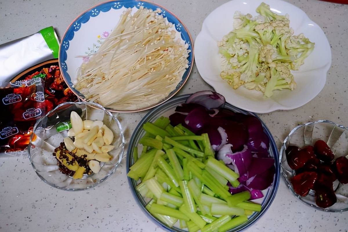 步骤|用鸡翅做成麻辣香锅味道也很好，搭配喜欢的青菜，超级下饭