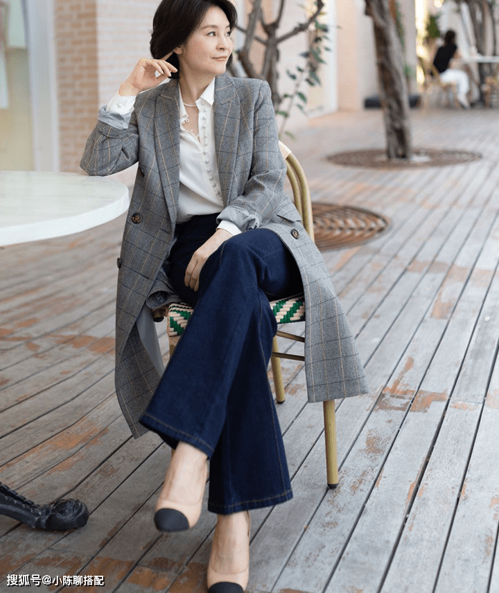 显得 这才是50岁女人该有的大衣打扮，保暖又高级，妈妈们可以照着穿