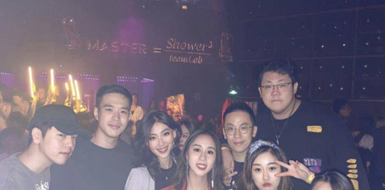 波浪 22岁何超欣办豪华生日派对，一袭黑裙搭配红唇，浑身散发着豪门范