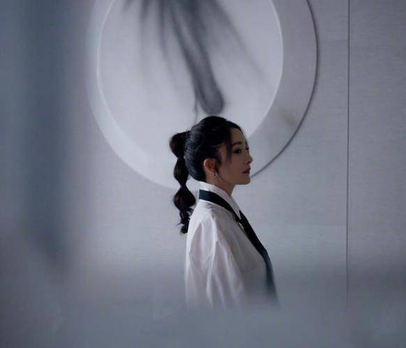 身材 杨幂穿Oversized装拍杂志照,菱形丝袜特别抢镜,真不愧是腿精