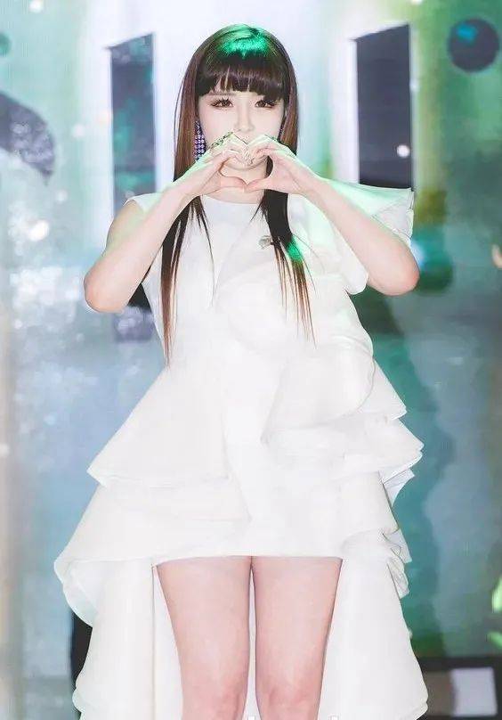 上半身 女星蒋欣瘦成Lisa 2.0？！到底什么情况呀…