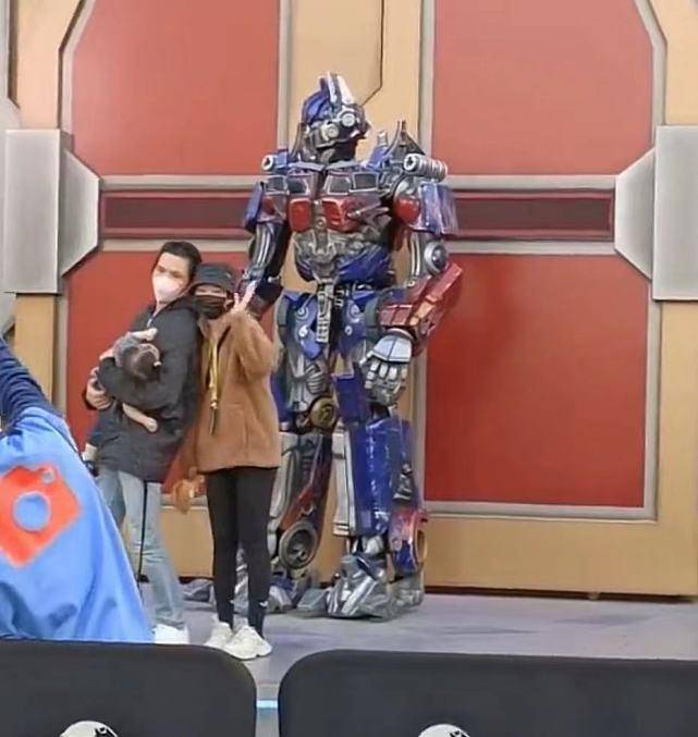 郭碧婷|向佐一家逛环球影城，cora在爸爸怀里熟睡，郭碧婷身形变圆润