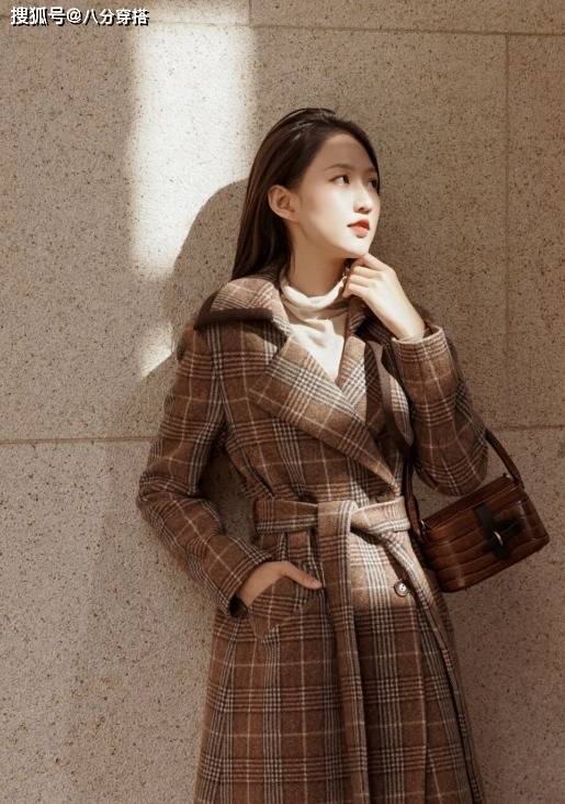 个性 今年的博主终于怕冷，都在穿格纹大衣配靴子，小个子女生也能驾驭
