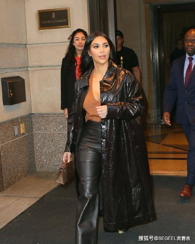 配饰 一身黑怎么穿更时髦?掌握这三个技巧,美得成熟又稳重