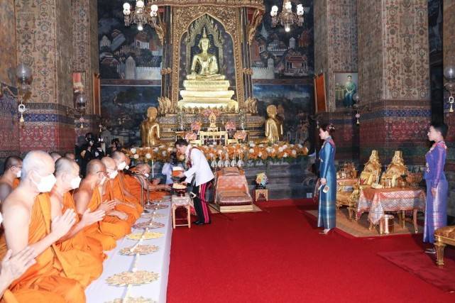 身材诗妮娜歪头卖萌摆pose！金衫配红裙轻松艳压苏提达，可惜脸垮得严重