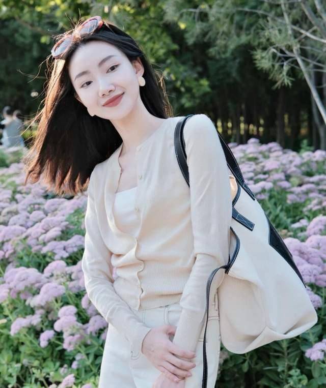 下半身 小个子女生秋冬如何穿出女人味？芥末黄打底衫搭配阔腿裤，超好看