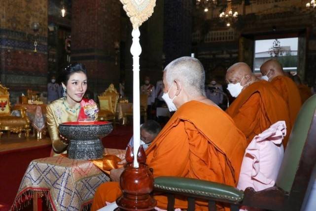 身材诗妮娜歪头卖萌摆pose！金衫配红裙轻松艳压苏提达，可惜脸垮得严重