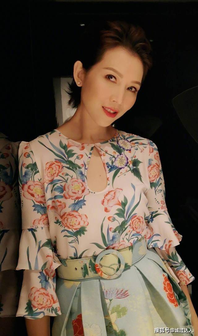 蔡少芬 蔡少芬终于惊艳一回，穿印花衬衫配半身裙减龄太多，短发A爆了