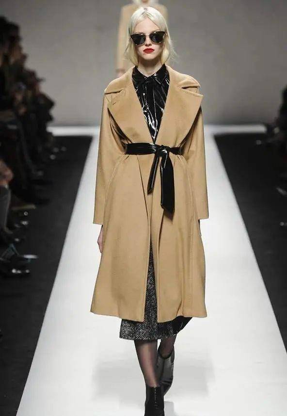 颜色 左小青也爱花丝巾，配驼色大衣优雅显贵，带9岁女儿走机场笑好甜