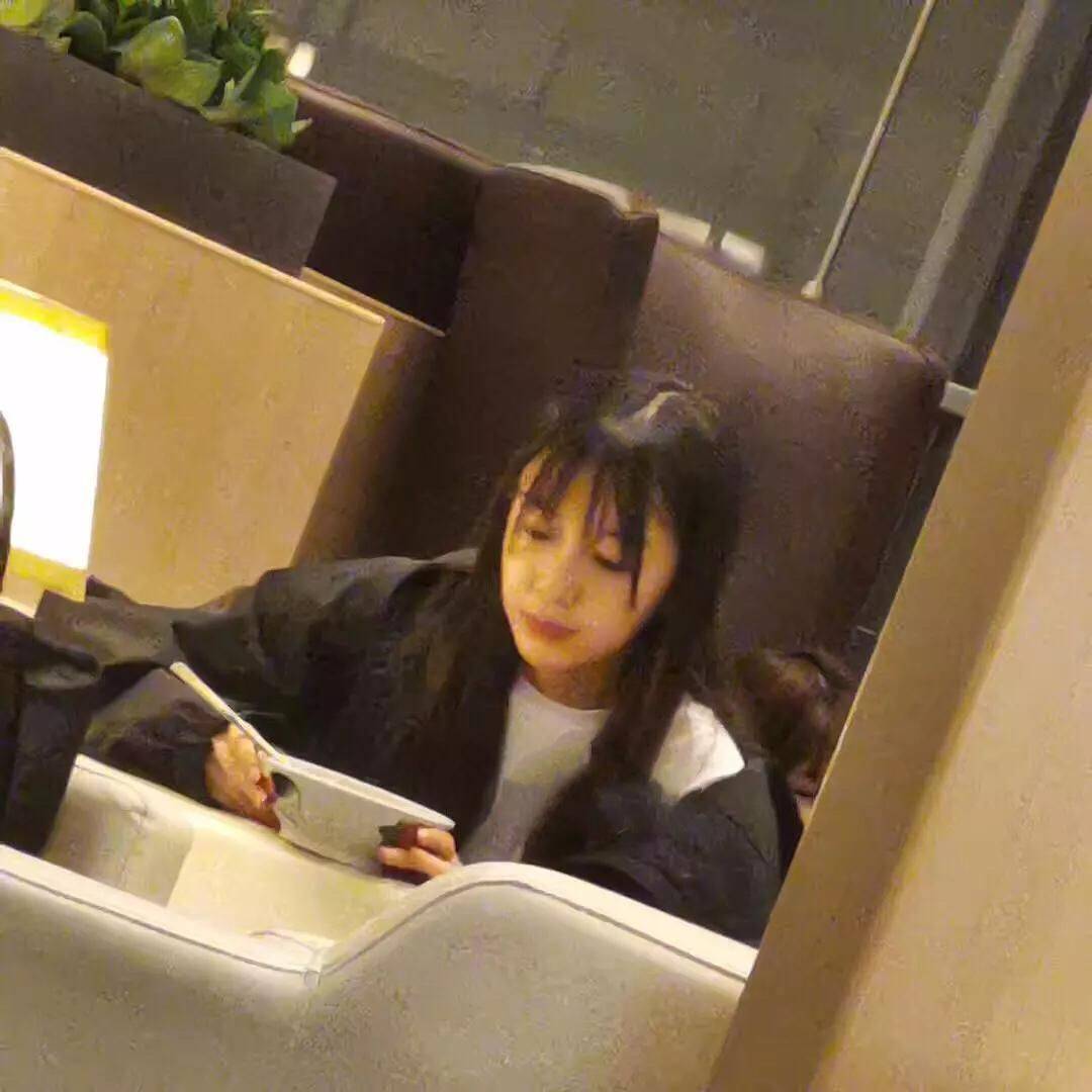 颜色这才是真实的杨颖，不修图整张脸土黄又干瘦，但五官立体很漂亮！