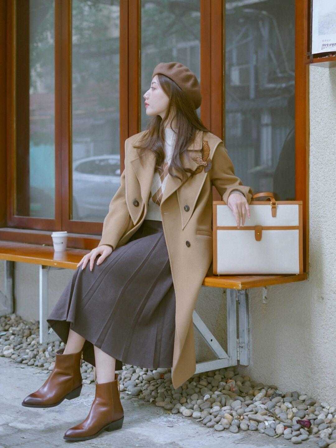 生活 秋冬季节“大衣”怎么穿？搭配针织衫和半身裙优雅大气，高级时髦