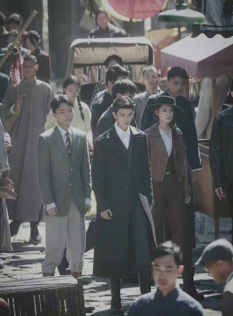 年代 任嘉伦李沁《请君》对视路透，这究竟是年代片还是穿搭教学？
