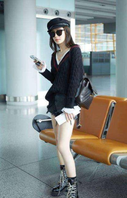 女王 秦岚不愧是穿搭女王，风格尽显青春活力，简直不要太吸睛