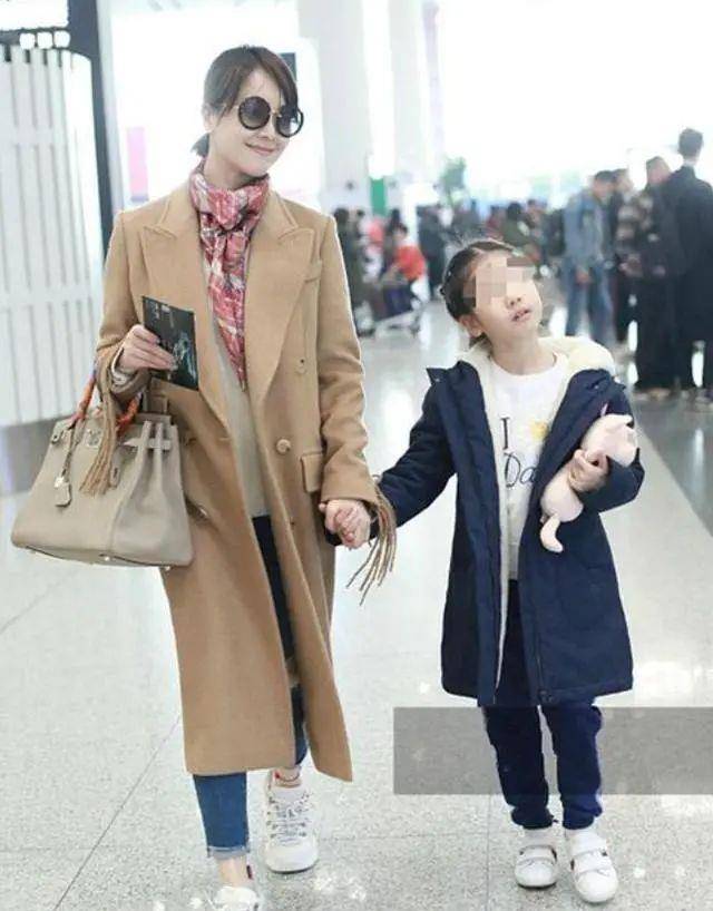 颜色 左小青也爱花丝巾，配驼色大衣优雅显贵，带9岁女儿走机场笑好甜