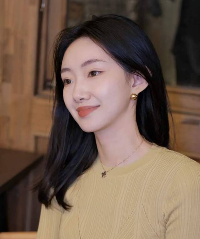 下半身 小个子女生秋冬如何穿出女人味？芥末黄打底衫搭配阔腿裤，超好看