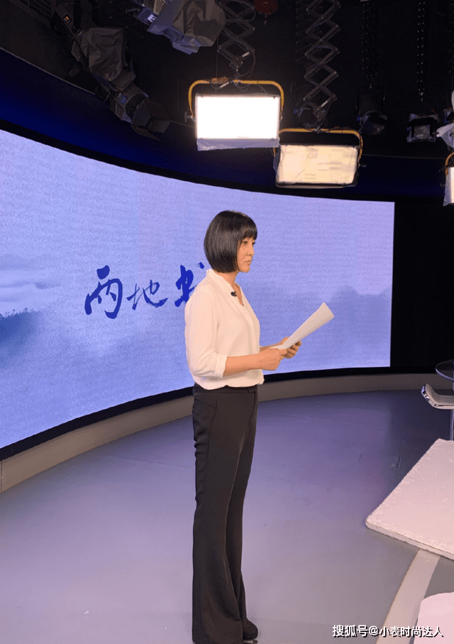 面料 大陶红剪了波波头更惊艳，穿白衬衫配喇叭裤，哪敢相信50岁了