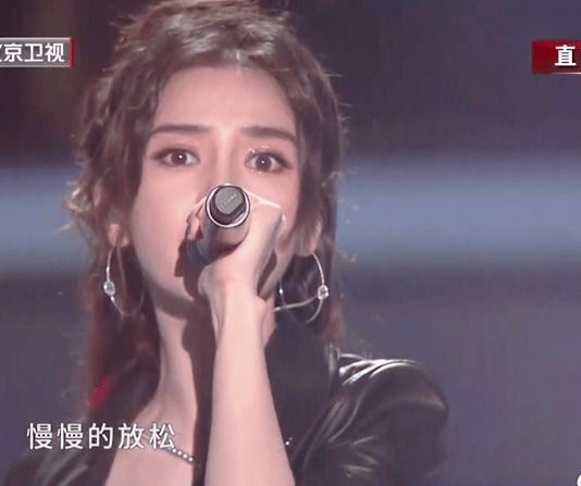 短裙 女星晚会 “杀”疯!皮衣烟熏妆,短裙险走光,66岁赵雅芝秀身材