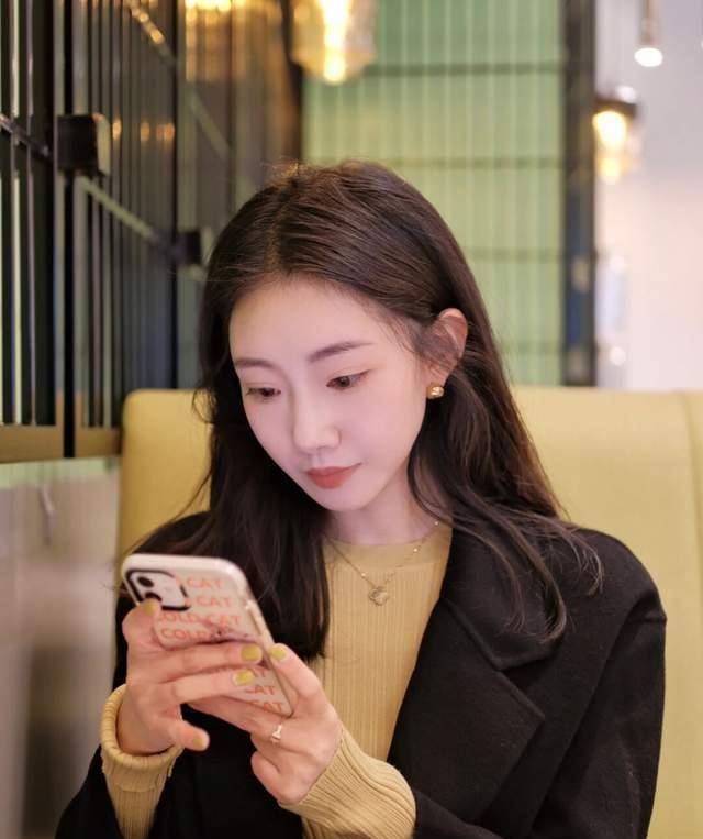 下半身 小个子女生秋冬如何穿出女人味？芥末黄打底衫搭配阔腿裤，超好看