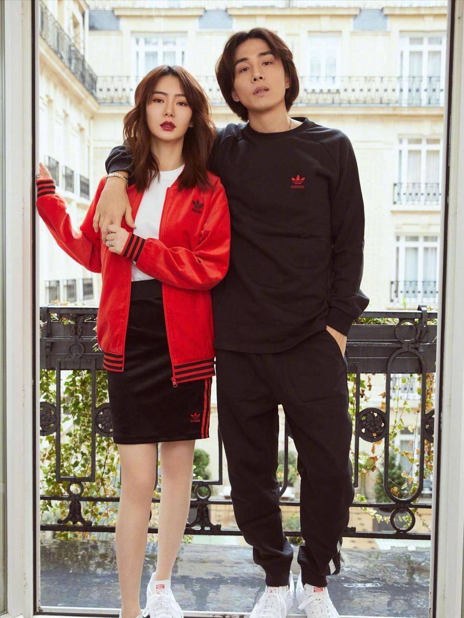 时装 戚薇携韩国老公走机场，李承铉穿2万多外套现身，人红了就是不同