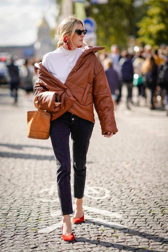 全黑 贴身的紧身小黑裤、打底裤等，削弱羽绒服的臃肿感，给人高挑纤瘦的感觉