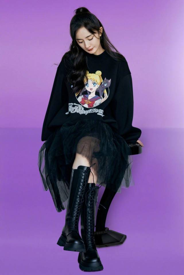 全黑 杨幂罕见晒家居私服！穿卫衣套装竟显高级感，涂烈焰红唇妩媚美艳