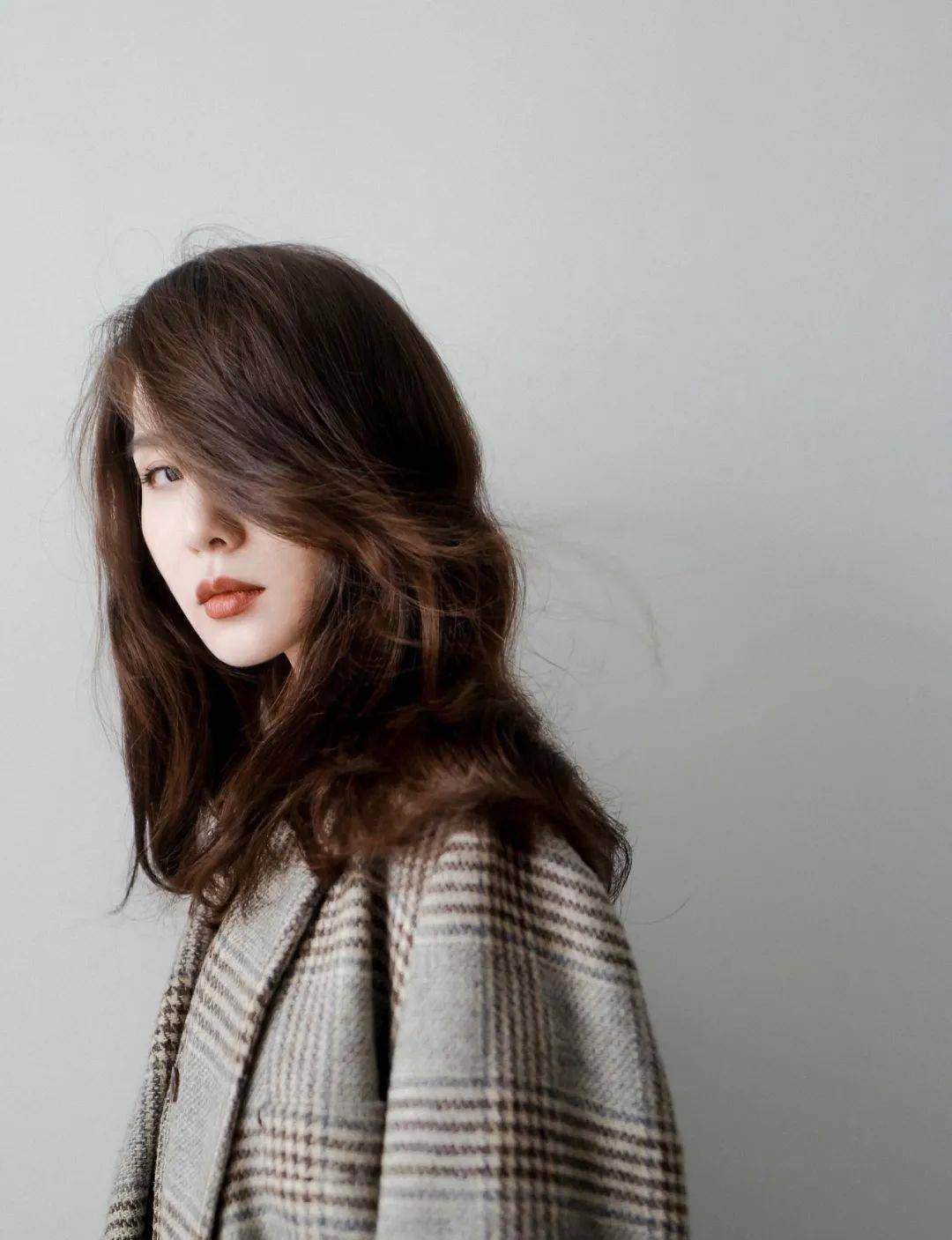 金发抄袭Lisa“太妹头”的佟丽娅一夜刷爆几亿播放量？内娱女爱豆都看跪了！