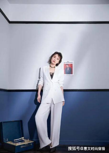 短裙 吴昕瘦身后美到骨子里，穿露脐抹胸衣配牛仔短裙，美得认不出