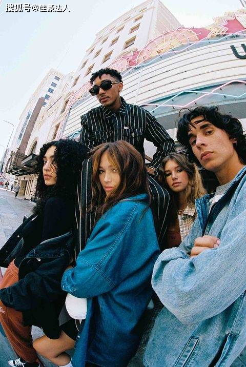 系列 致敬经典 传奇再现 GUESS Originals美式复古风 致敬GUESS Girl璀璨时尚印记