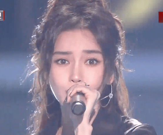 短裙 女星晚会 “杀”疯!皮衣烟熏妆,短裙险走光,66岁赵雅芝秀身材