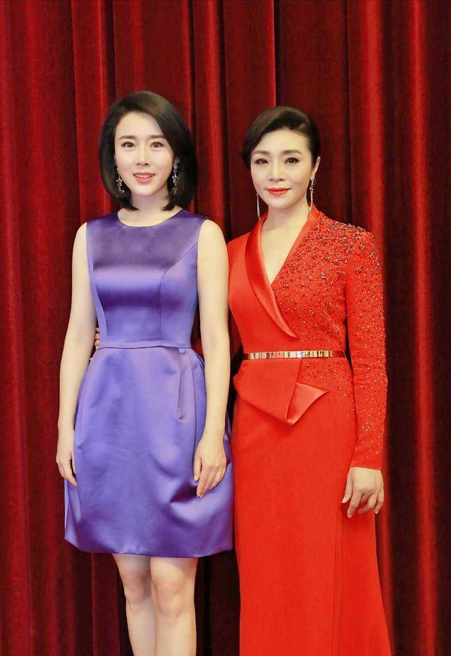 显示 颜丹晨才是不老女神！衬衫搭配红色丝绒长裤高级干练，韵味十足