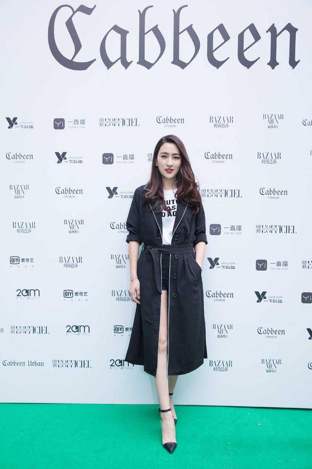 马苏 马苏不愧是“马漂亮”，风衣配白T恤现身干练大气，系腰带更气质