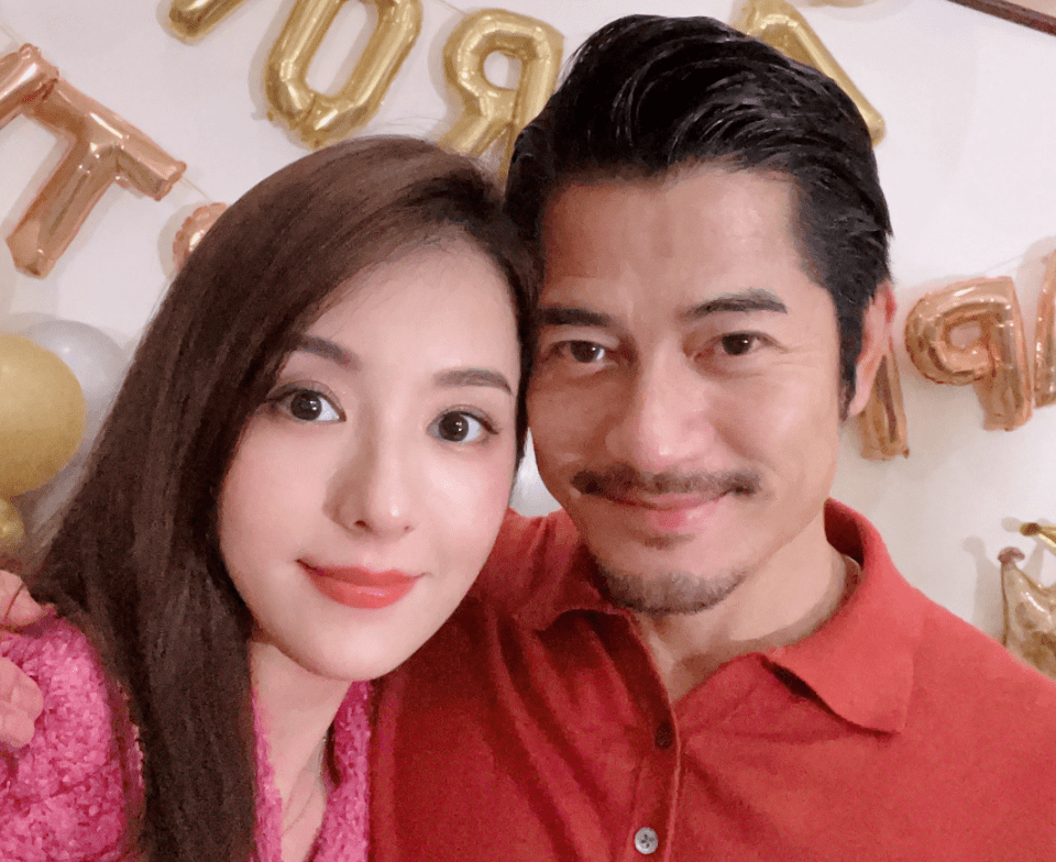 全买 方媛秒删万圣节合照！扮成公主被郭富城牵手，颈间戴超大钻石项链