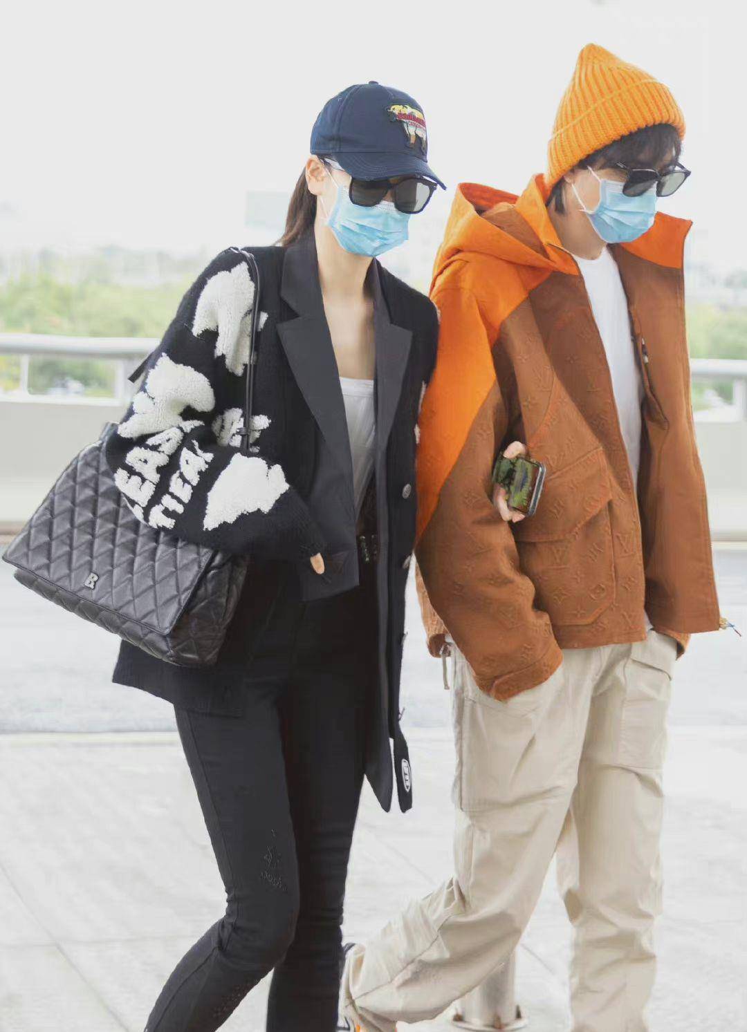 时装 戚薇携韩国老公走机场，李承铉穿2万多外套现身，人红了就是不同