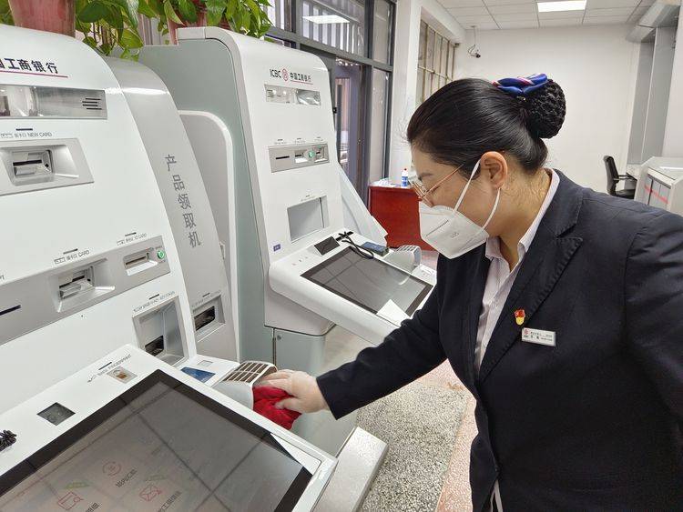 额济纳支行营业室坚持每天多次开展营业区域消杀,严格执行戴口罩,一