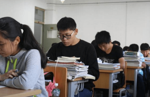 原创一位上海陪读家长自述孩子辛苦求学12年也把我们折腾够呛